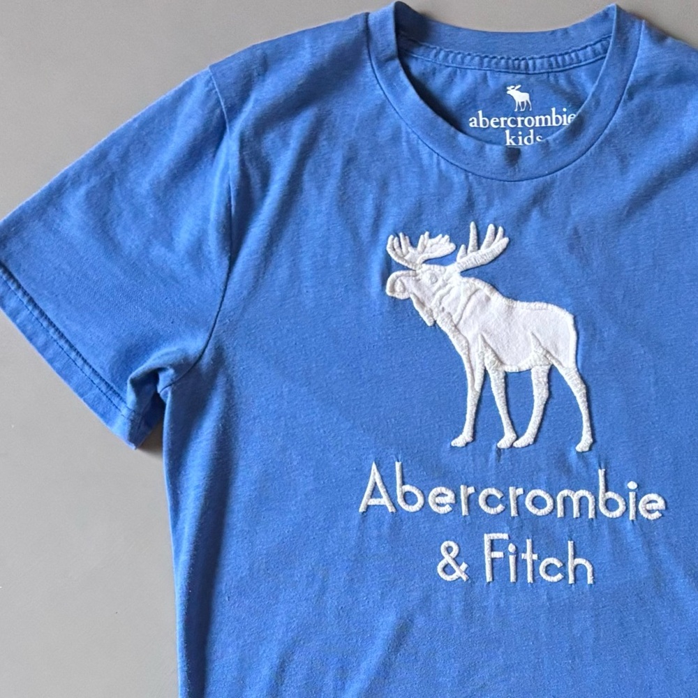 ABERCROMBIE KIDS Embroidered Iconic Moose Classic Short Sleeve Tee